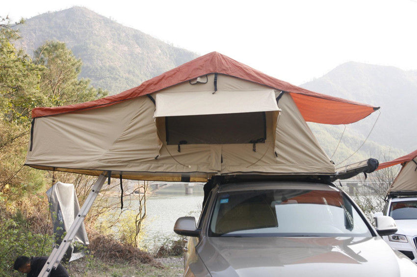 Waterproof 4x4 Roof Top Tent Mobil Ekstensi Tenda Dengan Kasur Tebal 6 Cm